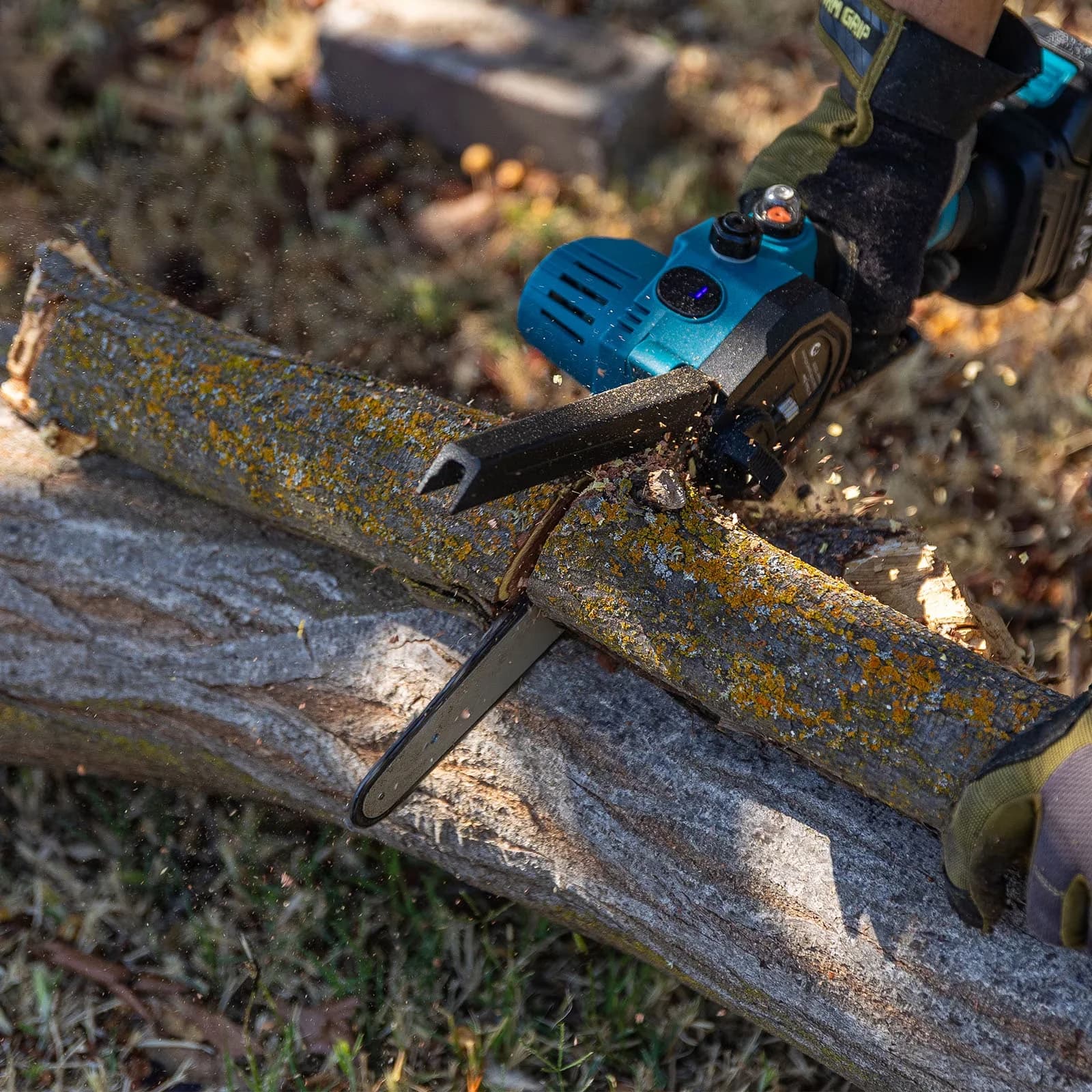Essential Chainsaw with Battery, Anti-Vibration, COMPACT & ONE-HANDED USE - Model 62B922