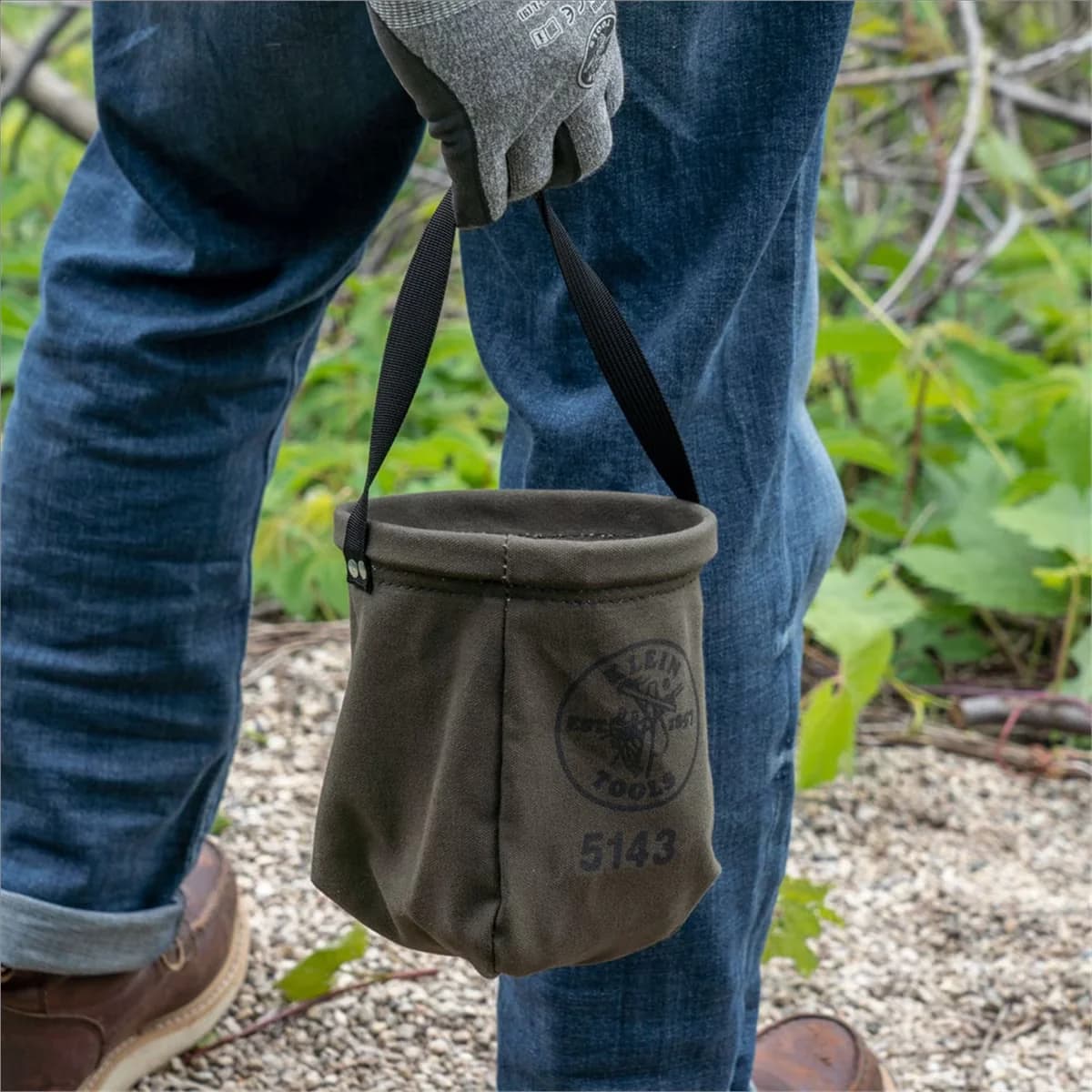 Sleek Pro Tool with 5143 Canvas Tapered-Bottom Bag, No. 10 canvas., Equipped with a snap for hanging. - Black Model D10317