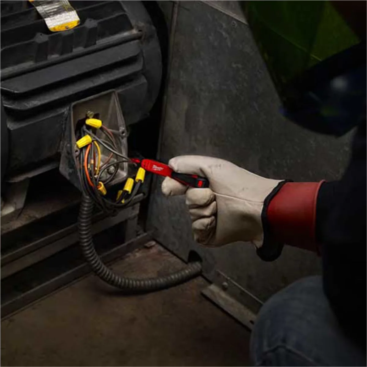 Sleek Pro Tool with Led Indicator, Easy to use rear push button design - Black Model 0BB4AC