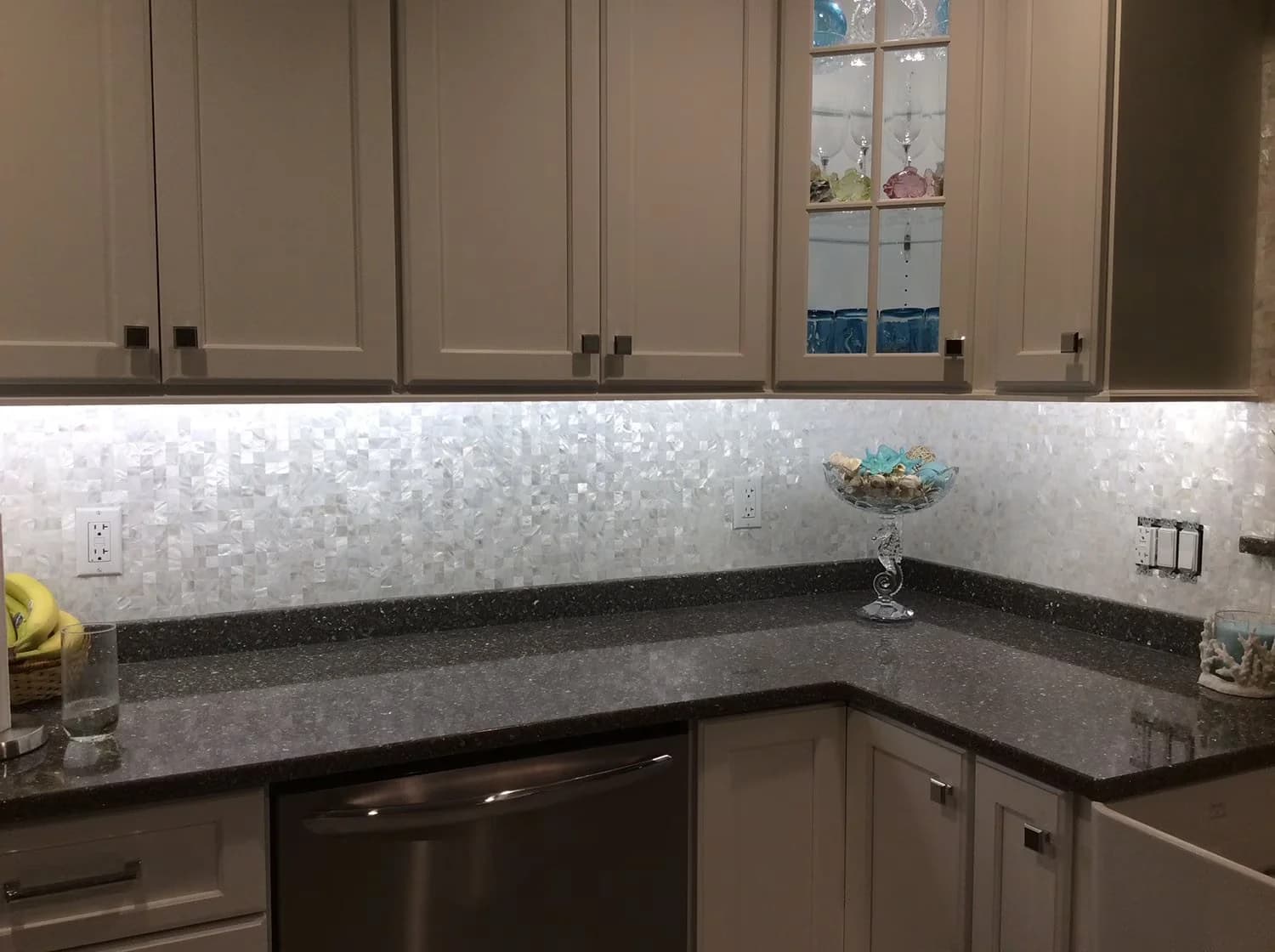 Classic Kitchen Renovation with Eco-Friendly, Natural textured and mesh-mounted - White Nacre Model 898607
