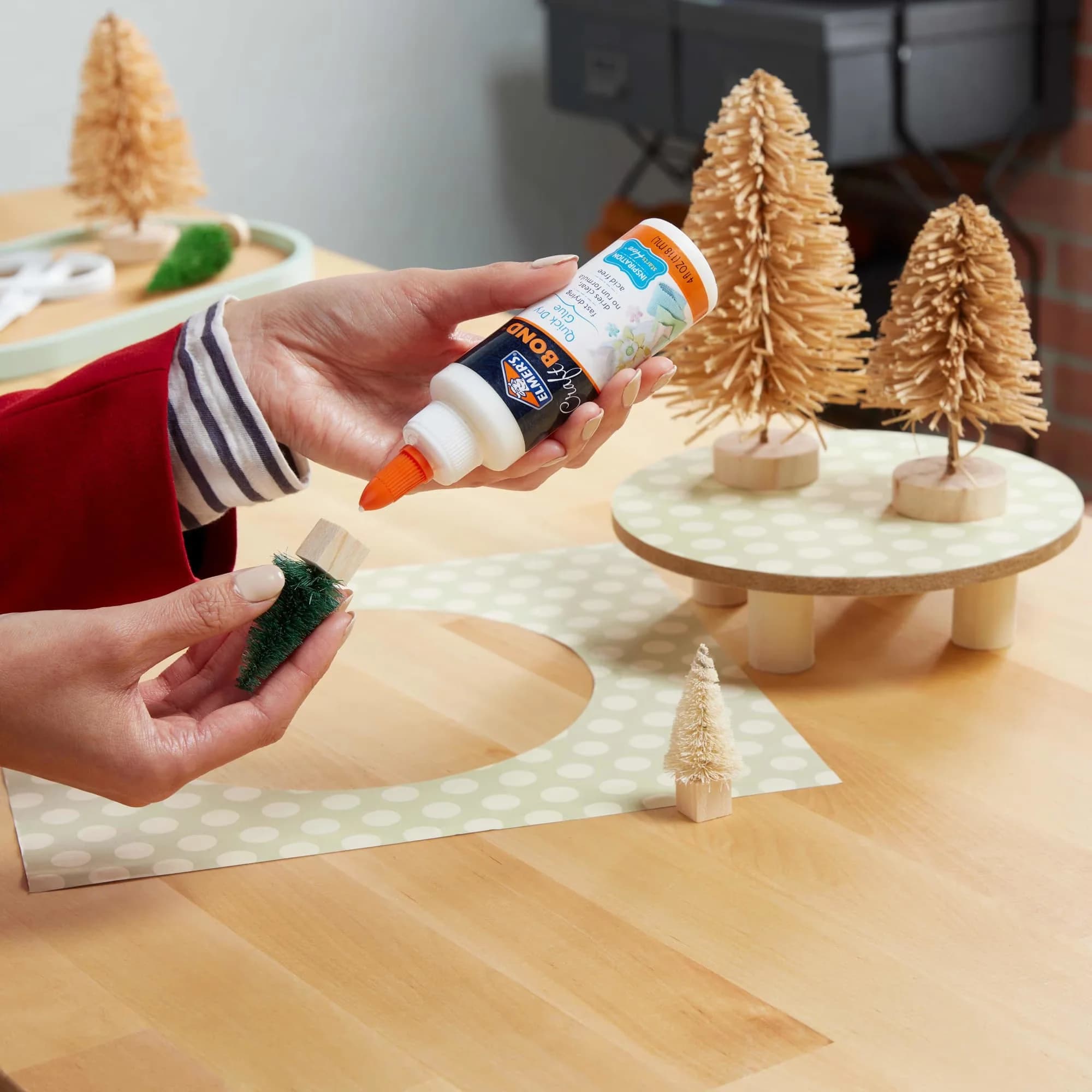 Stylish Adhesives Glues In Paint Supplies Tool with Safe, non-toxic, Dries clear - 4 oz Model D1D457
