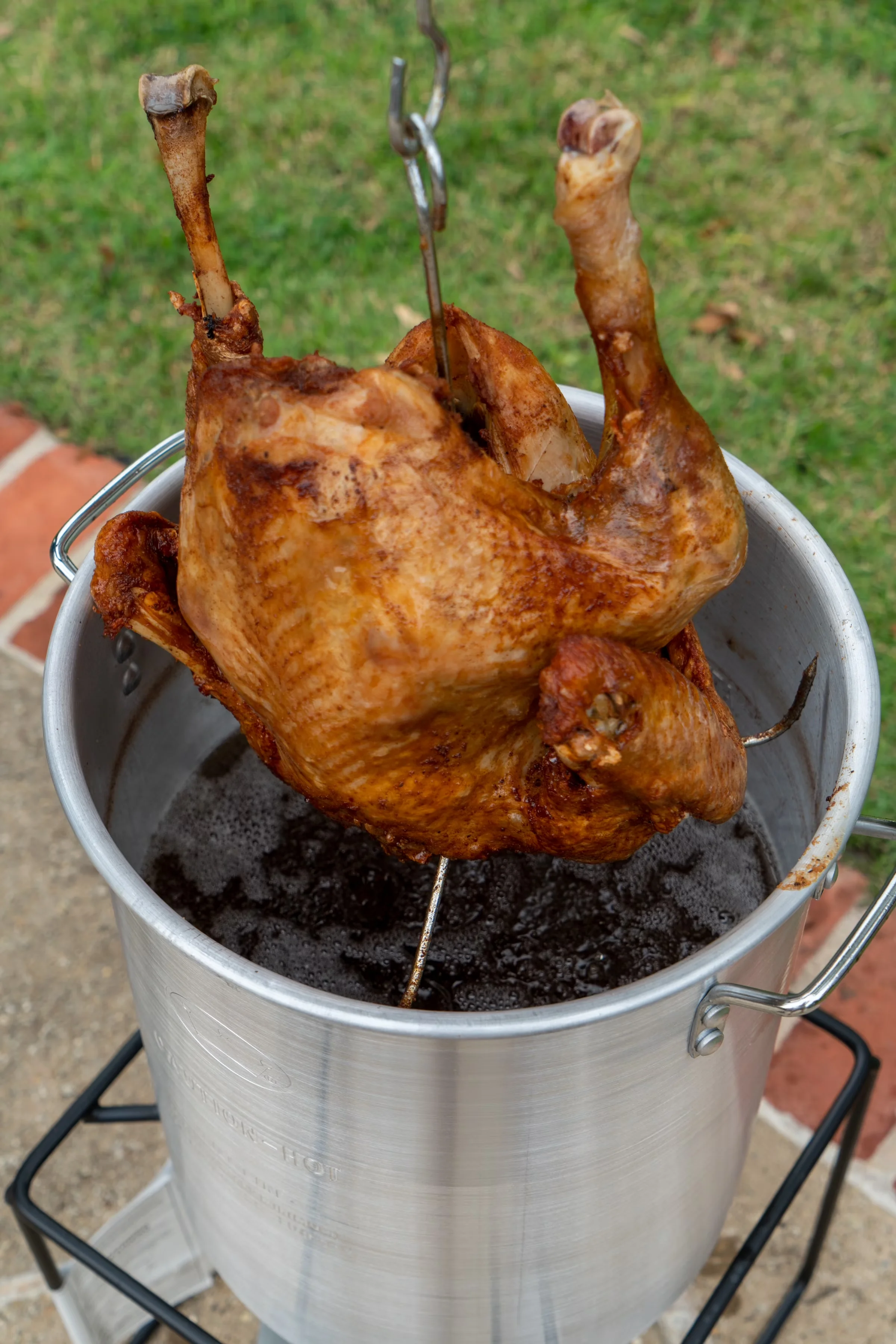 Versatile Outdoor Fryer with Instruction/recipe booklet included, 29-Qt Aluminum Turkey Propane Deep - Black Model B9FF5E