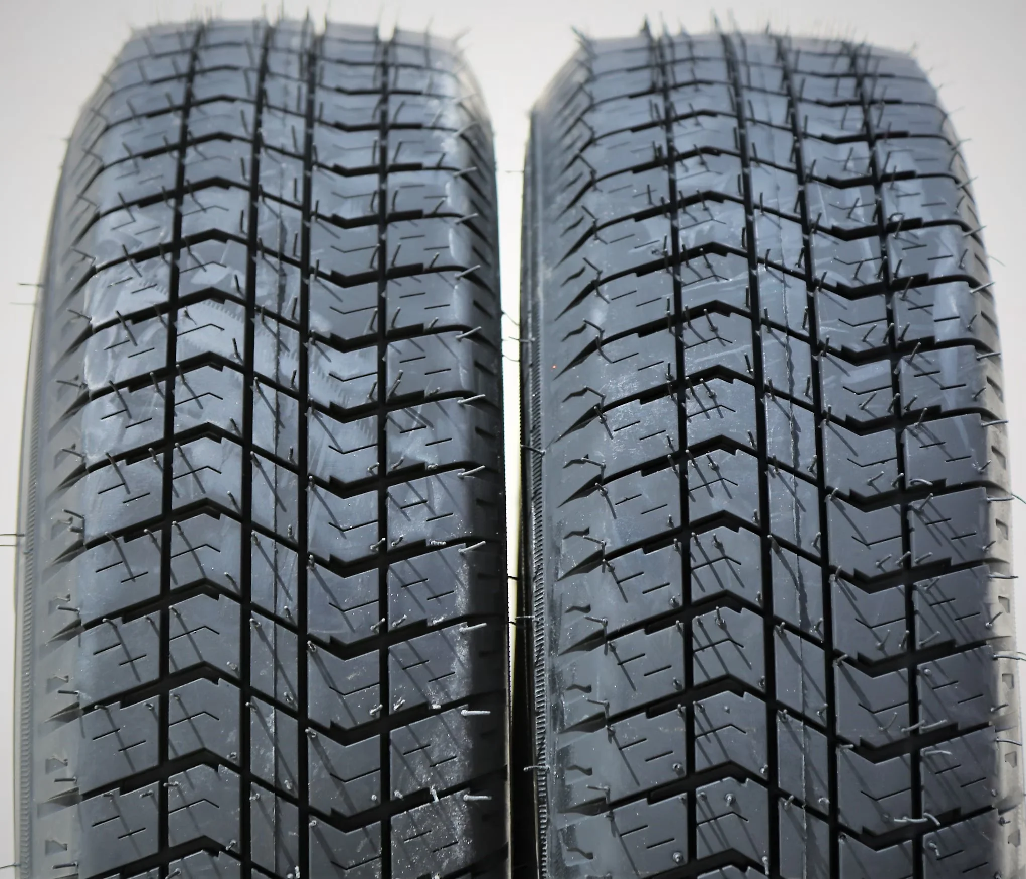 Durable Trailer Tire with Low Maintenance, Wet Or Dry, Size: 205 75D15 - Model AA14F1