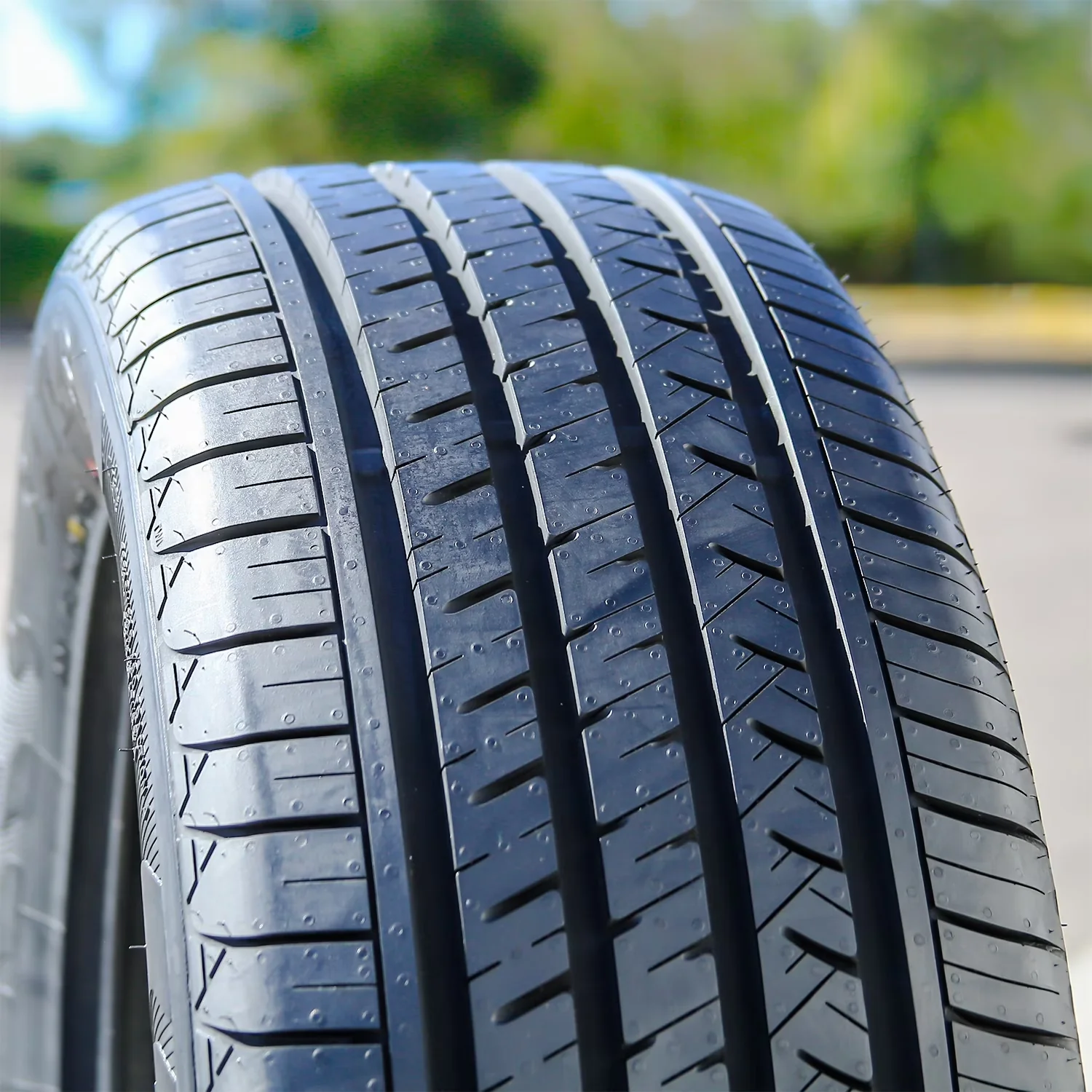 Classic Car Tire with 97V, Wet Or Dry, All-Weather - 70R16 - Compact and Portable Model A896C2