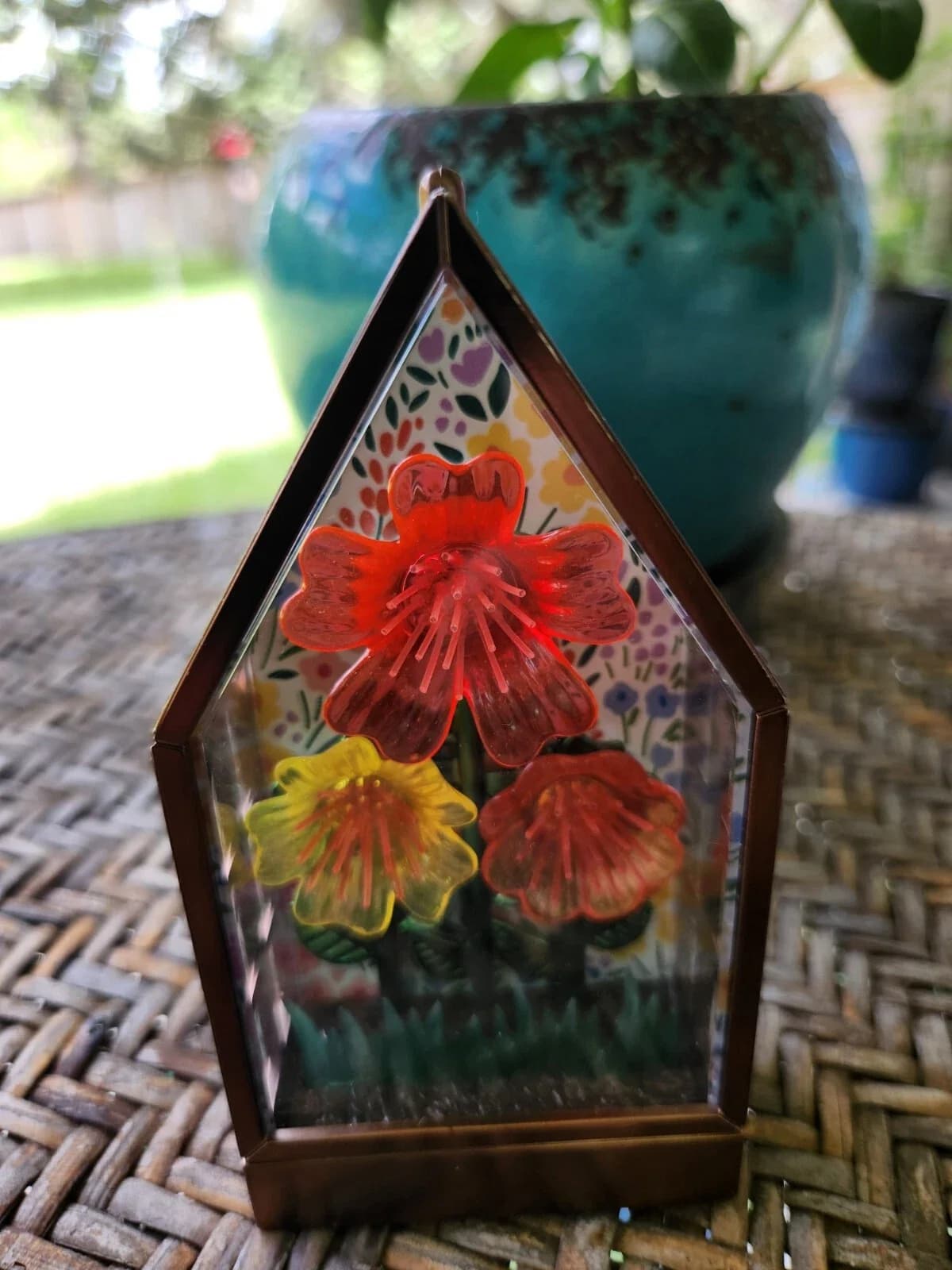 Led Lighting Premium with LED, The plug-in is medium-sized., It features a multicolor flowers design. - Multicolor Model BD7B51