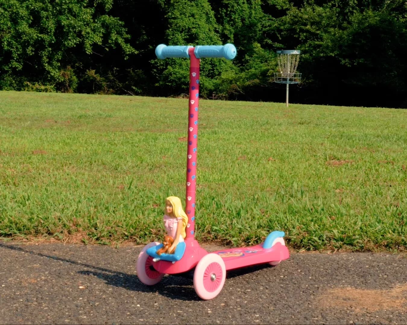 Essential Scooter with Easy tilt and turn steering, 3 Wheels Tilt and Turn- Pink, Foot activated brake - Plastic Model 40D5B7