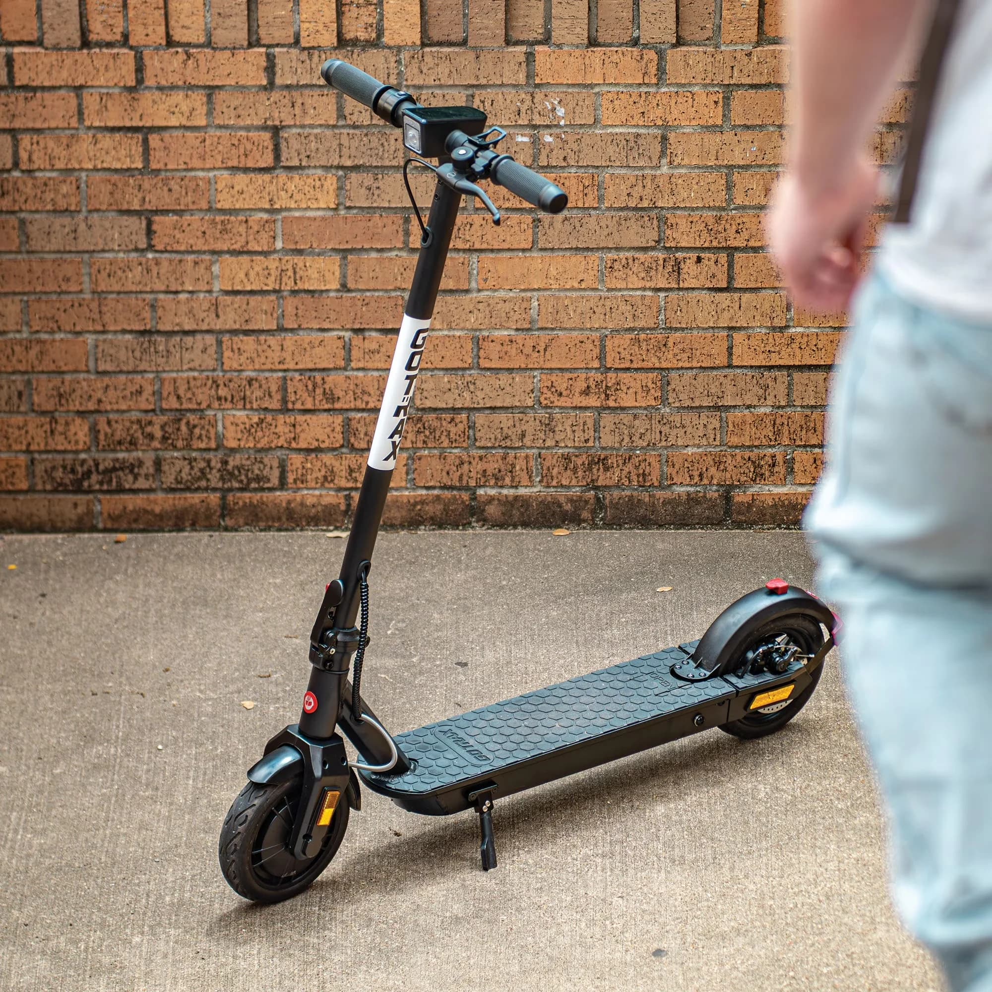 Classic Scooter with 300W, Headlights, Foldable - Black Aluminum - Durable Build Model 57B33E