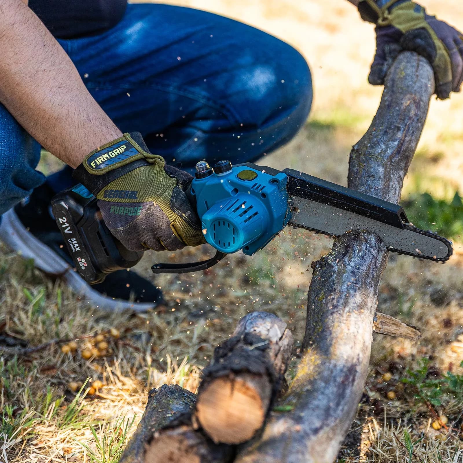 Essential Chainsaw with Battery, Anti-Vibration, COMPACT & ONE-HANDED USE - Model 62B922