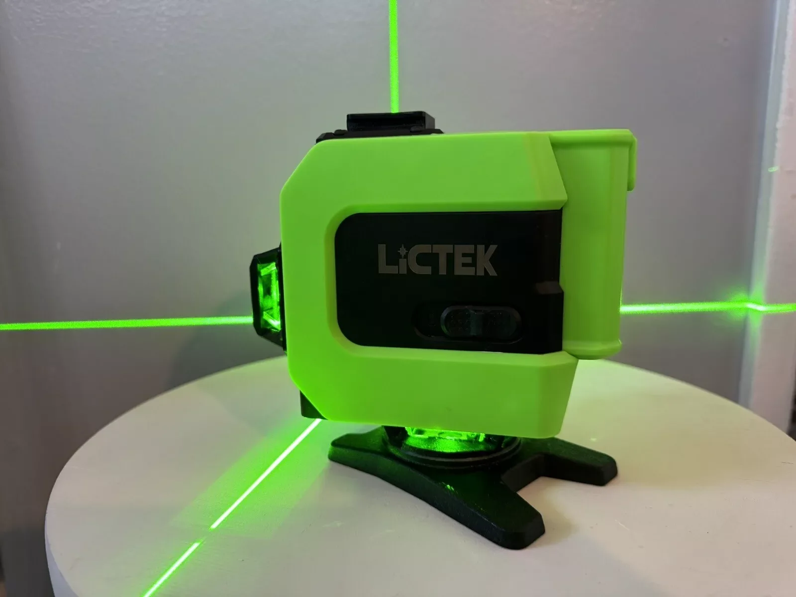 Sleek Measuring Layout with Battery, Easy To Use - Green Plastic, Hard Plastic Model E2B864