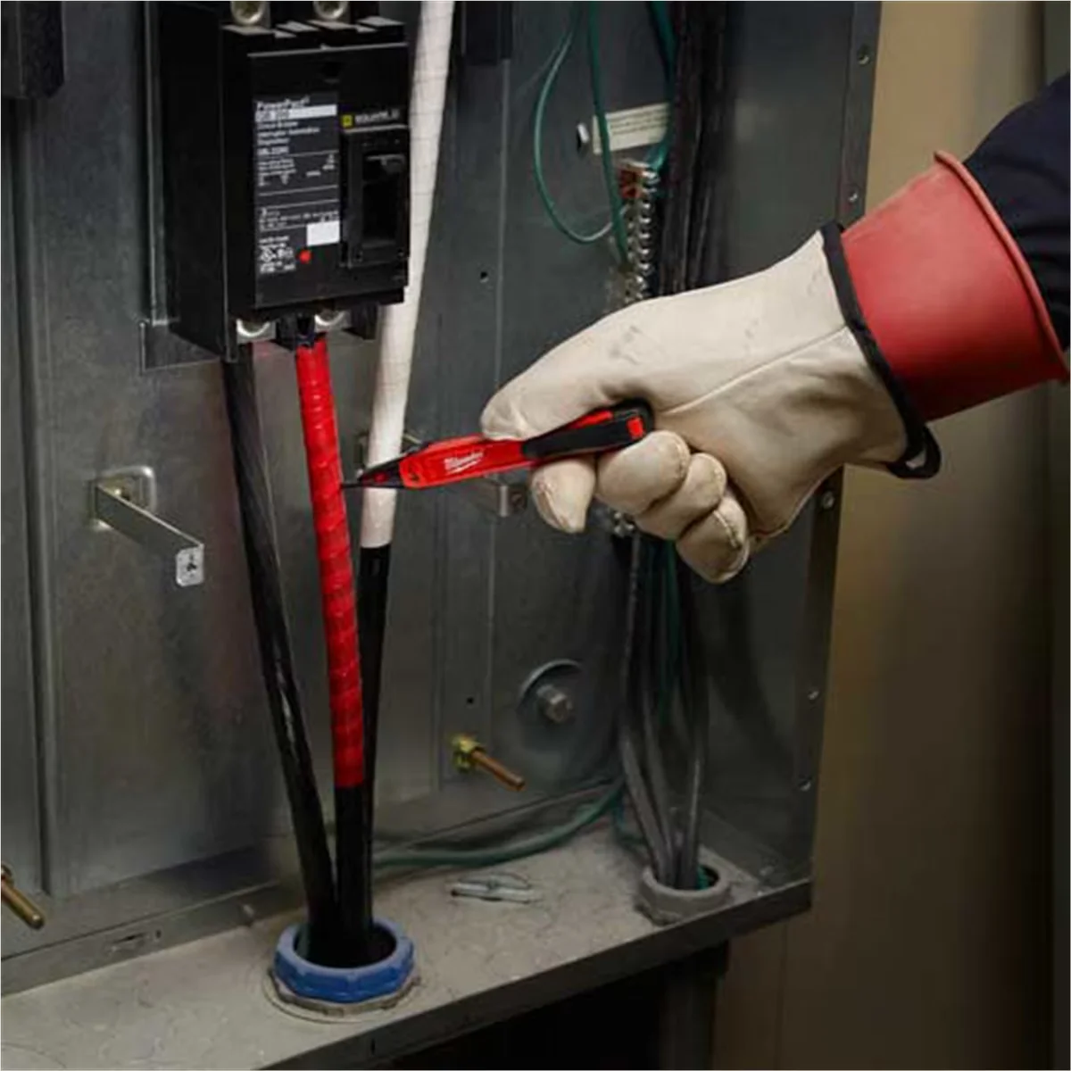 Sleek Pro Tool with Led Indicator, Easy to use rear push button design - Black Model 0BB4AC