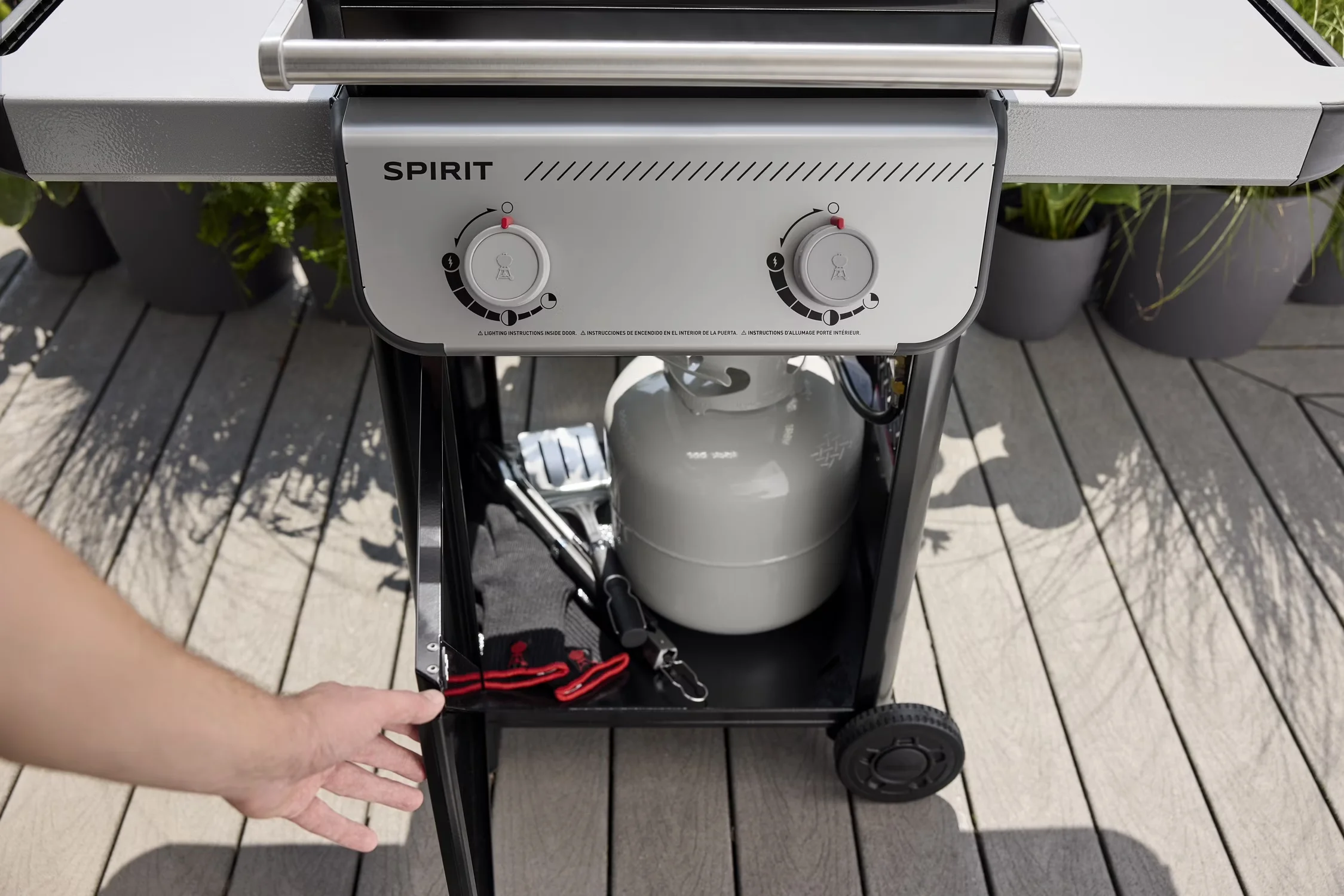 Gas Grill Stylish with Warming Rack, Spirit, Wheels - Black Porcelain Enamel Steel Model EF1F05