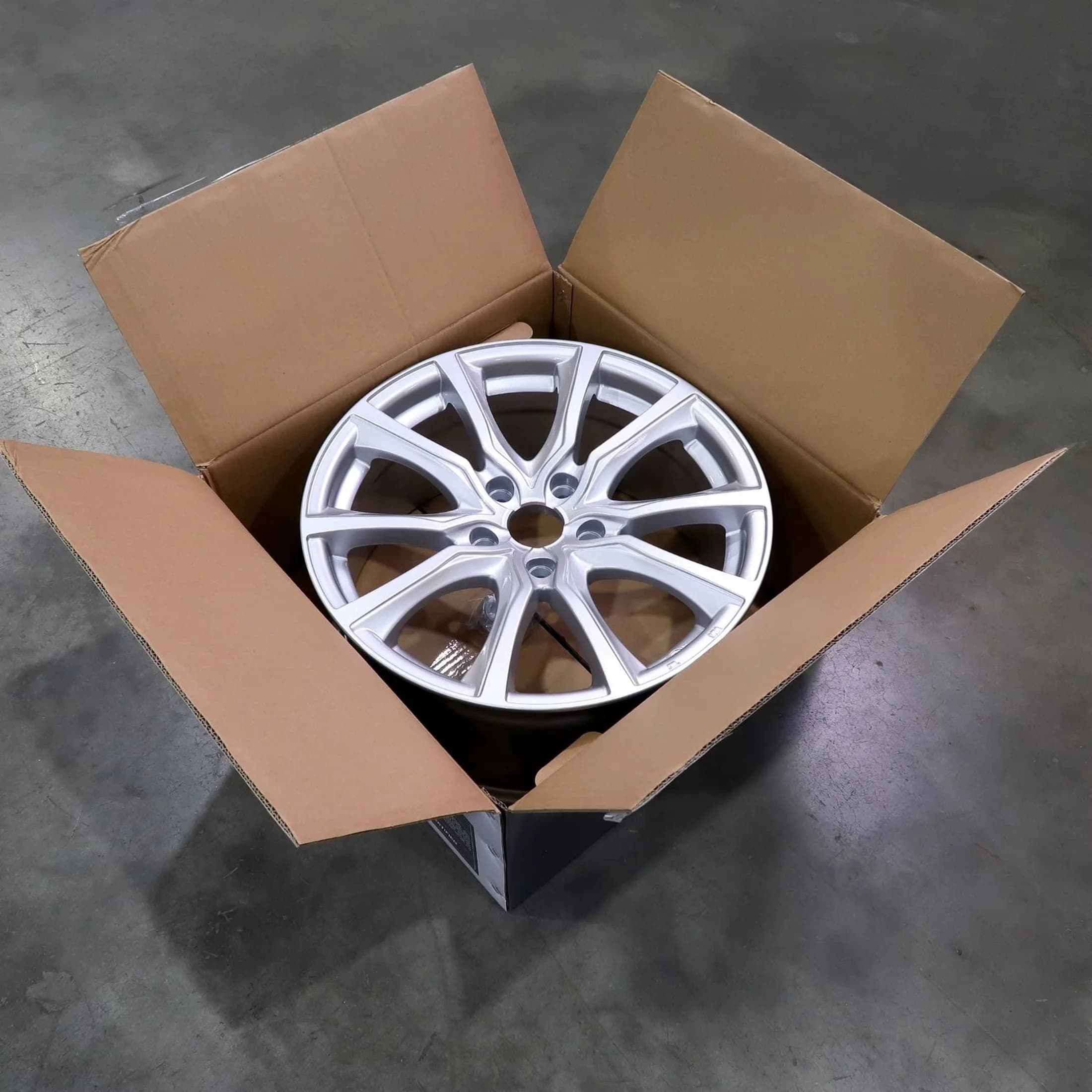 Modern Wheels And Rim with Steel Wheel Protector, Split Spokes, 17 inch Silver Alloy Wheel 5x114.3 - Silver Alloy Model F678DB