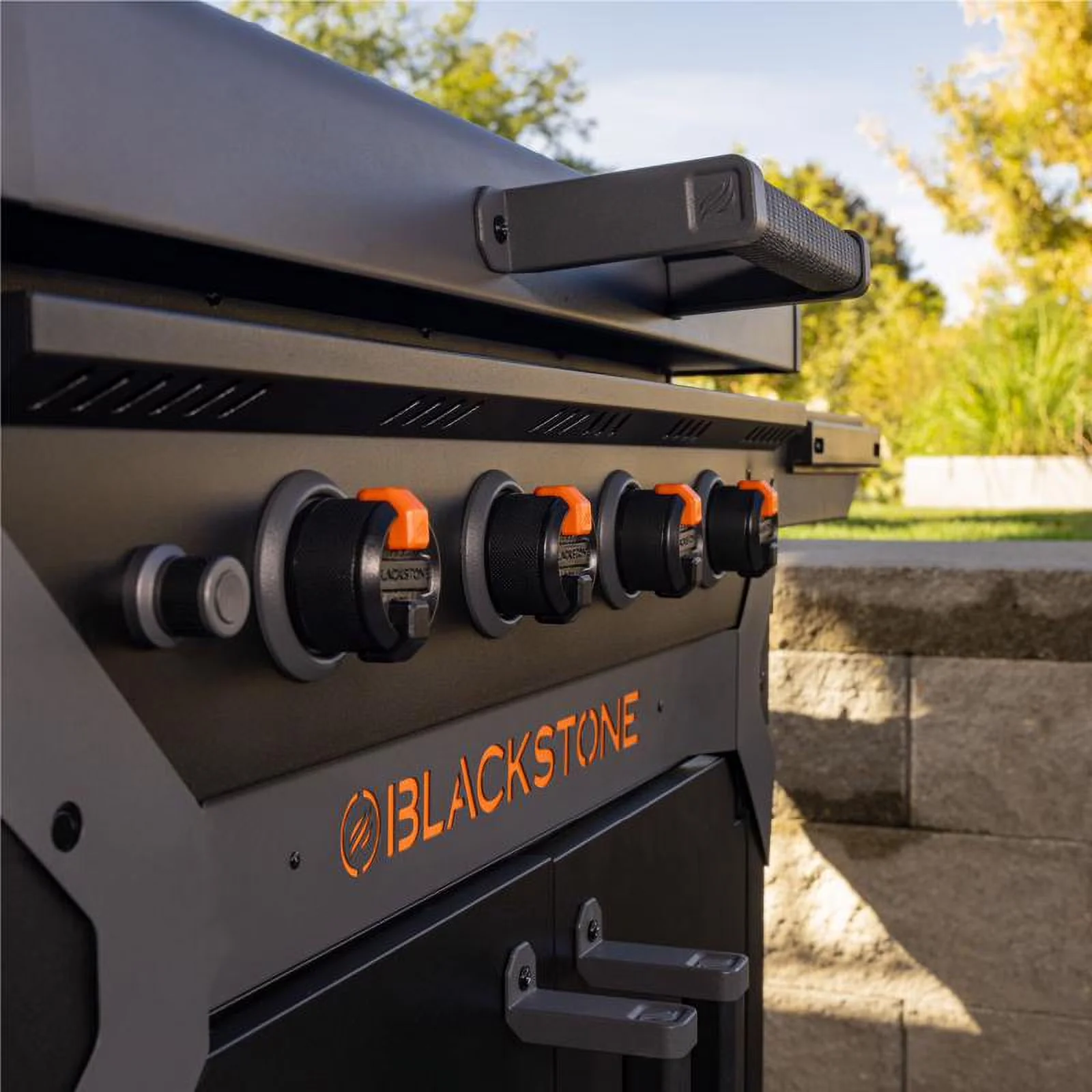 Essential Flat Top Grill with Product Type: Outdoor Griddle with Hood, Primary Burner Output Range: >50001 BTU, Hood Black - Metal Black Model F98D7D