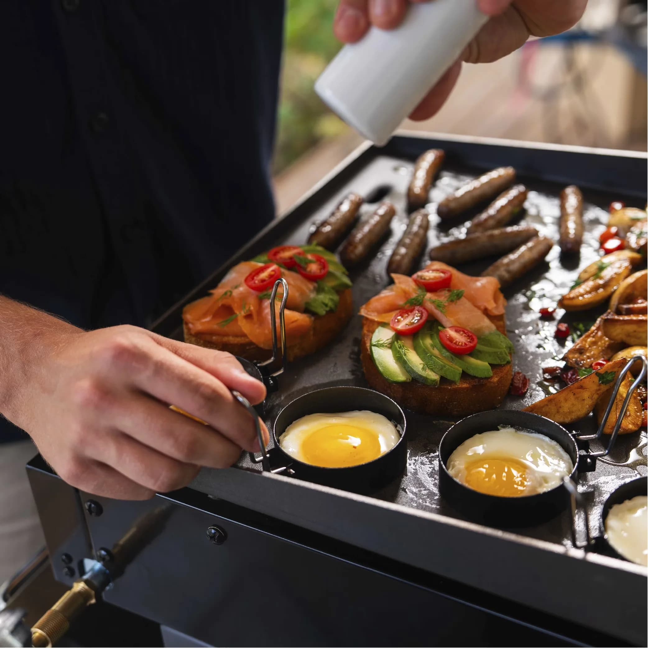 Sleek Flat Top Grill with Portable, Rotary ignition for easy lighting - Heavy Duty Steel Black Model B5CC55
