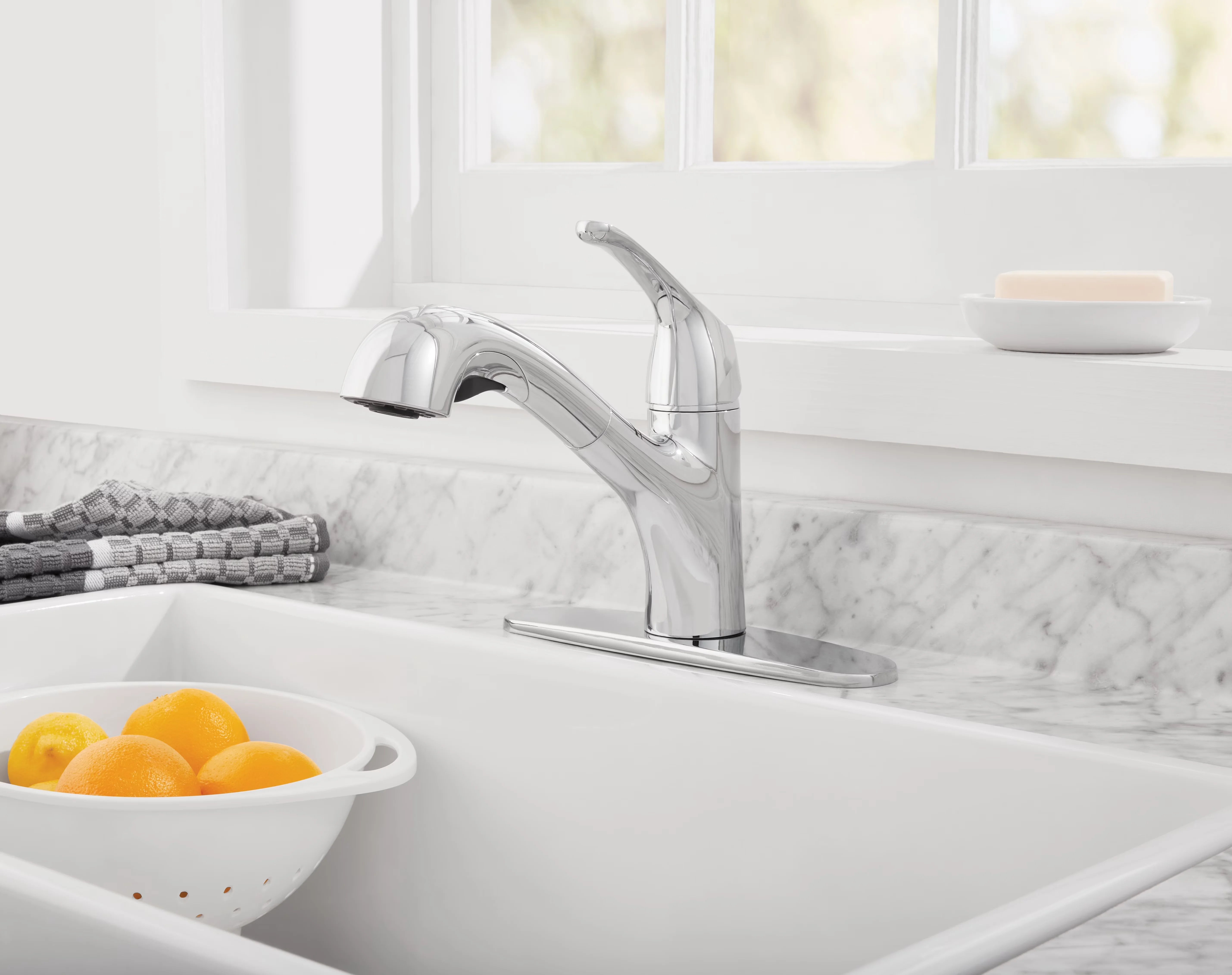 Essential Kitchen Renovation with Pull Out Faucet in Chrome, 2-function pull out sprayer - Hybrid, Zinc Model D4E51F