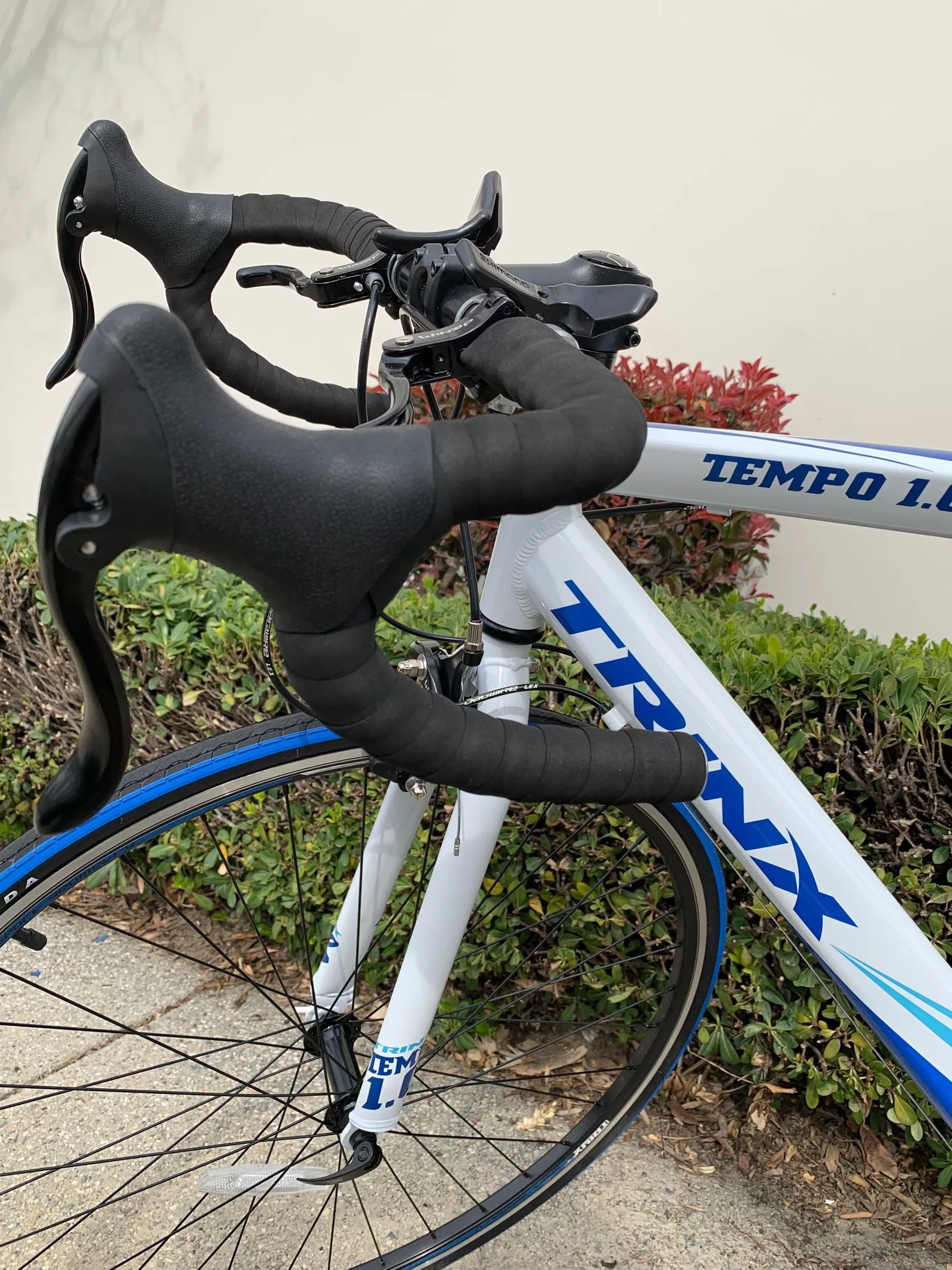Road Bike Quality with Tire: Cst 700C*25C Colorful, Hub: NOVATEC ALLOY HOB, Frame: 700C*530mm Aluminium. - White Model FD7802