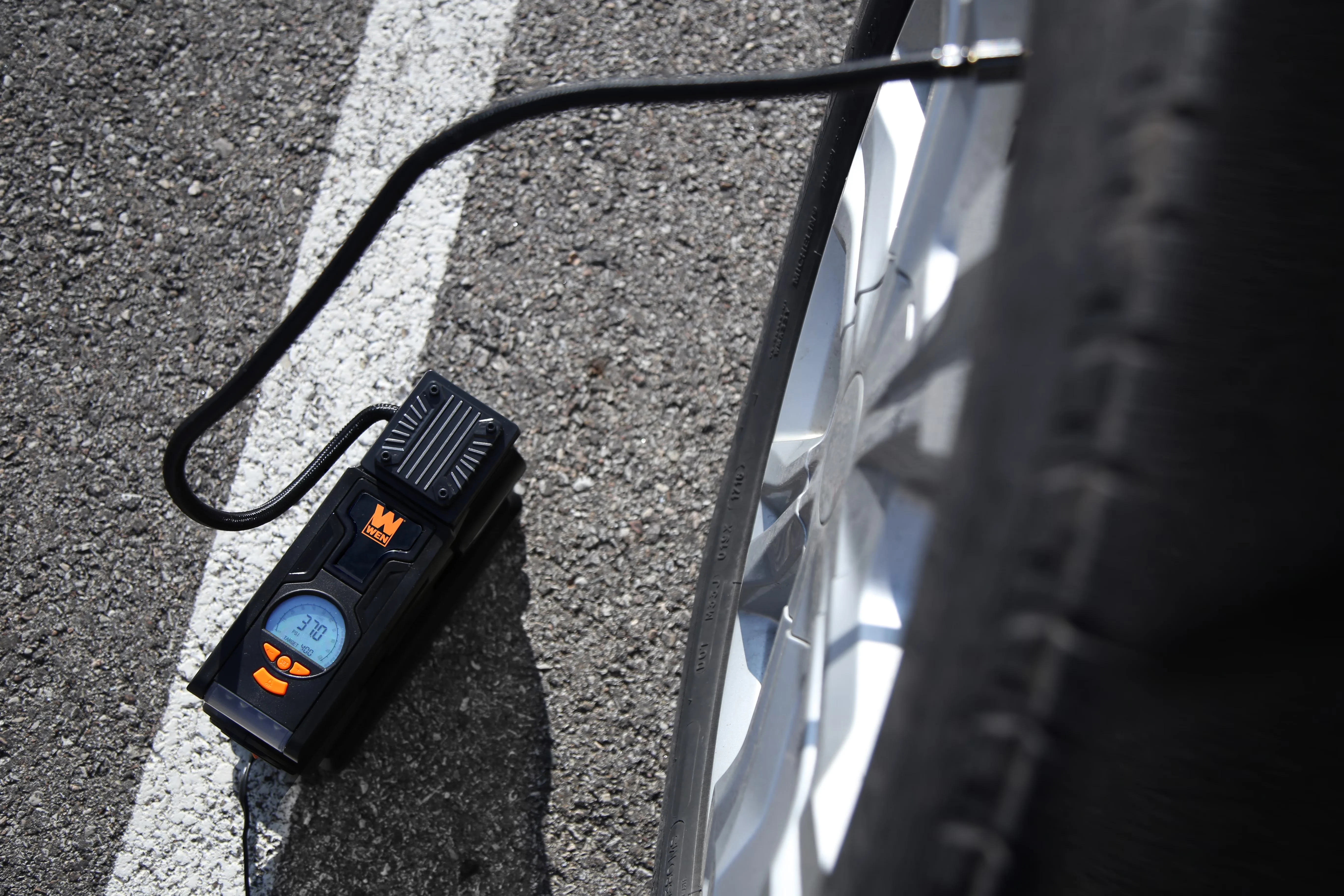 Air Tools Compressor Professional with 12V, Portable, Portable and Tire inflator - Black Plastic Model 5FA09A