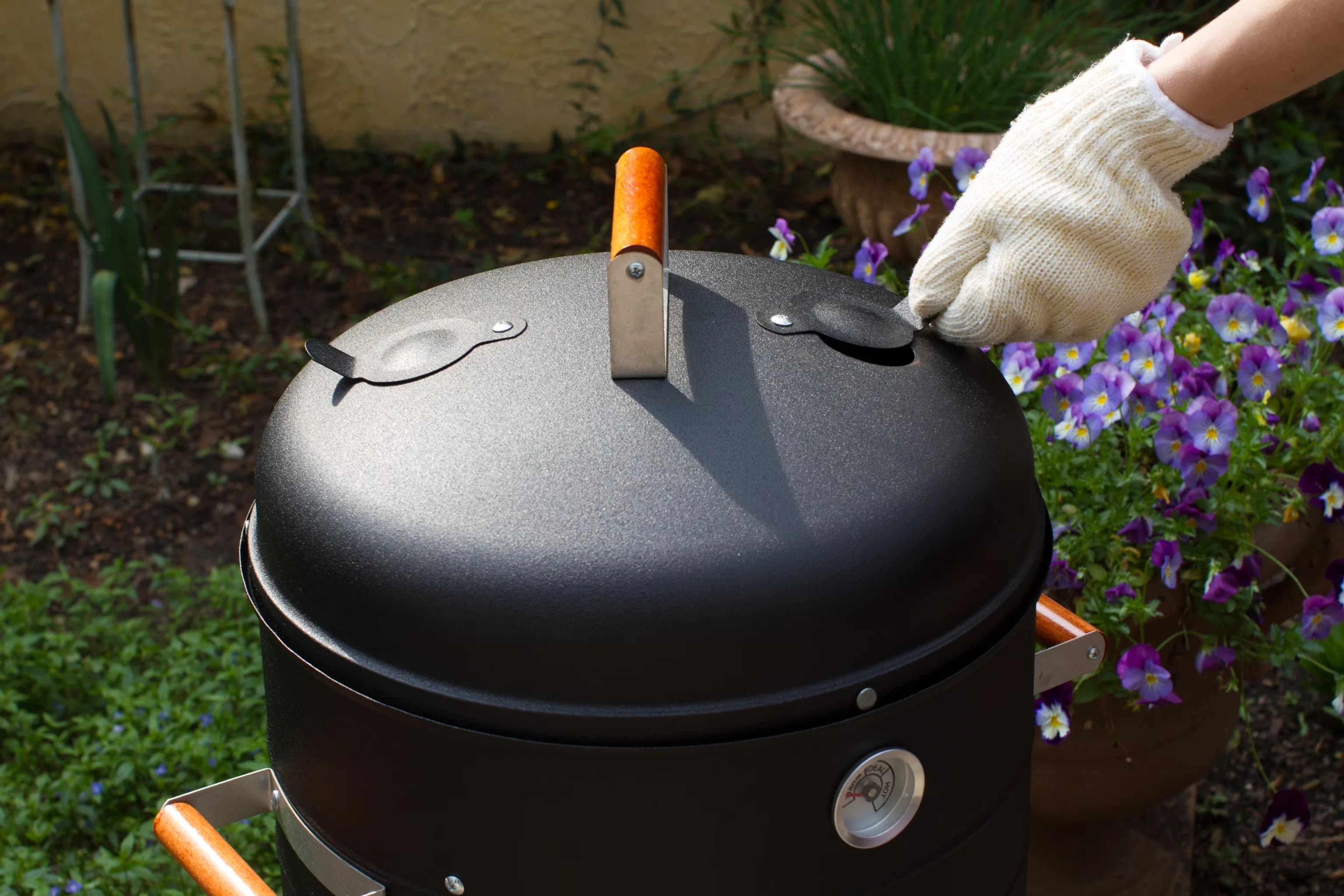 Combo Grill Essential with Water Smoker, Built-in temperature gauge - Steel Black Model 4DCB07