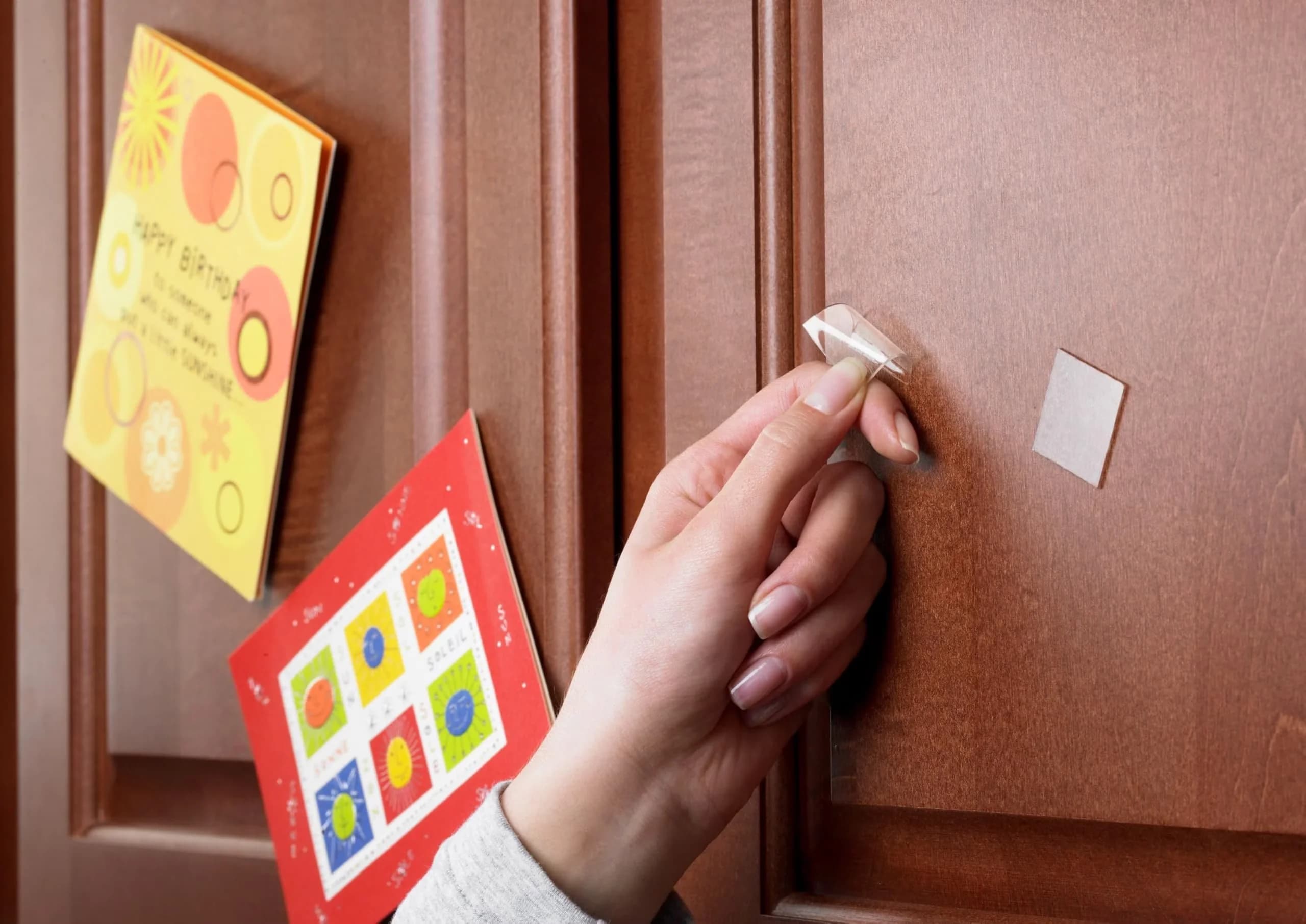 Compact Damage-Free Hanging with Clear, Restickable Mounting Tabs, 1 in x 1 in - Clear Model 61D181