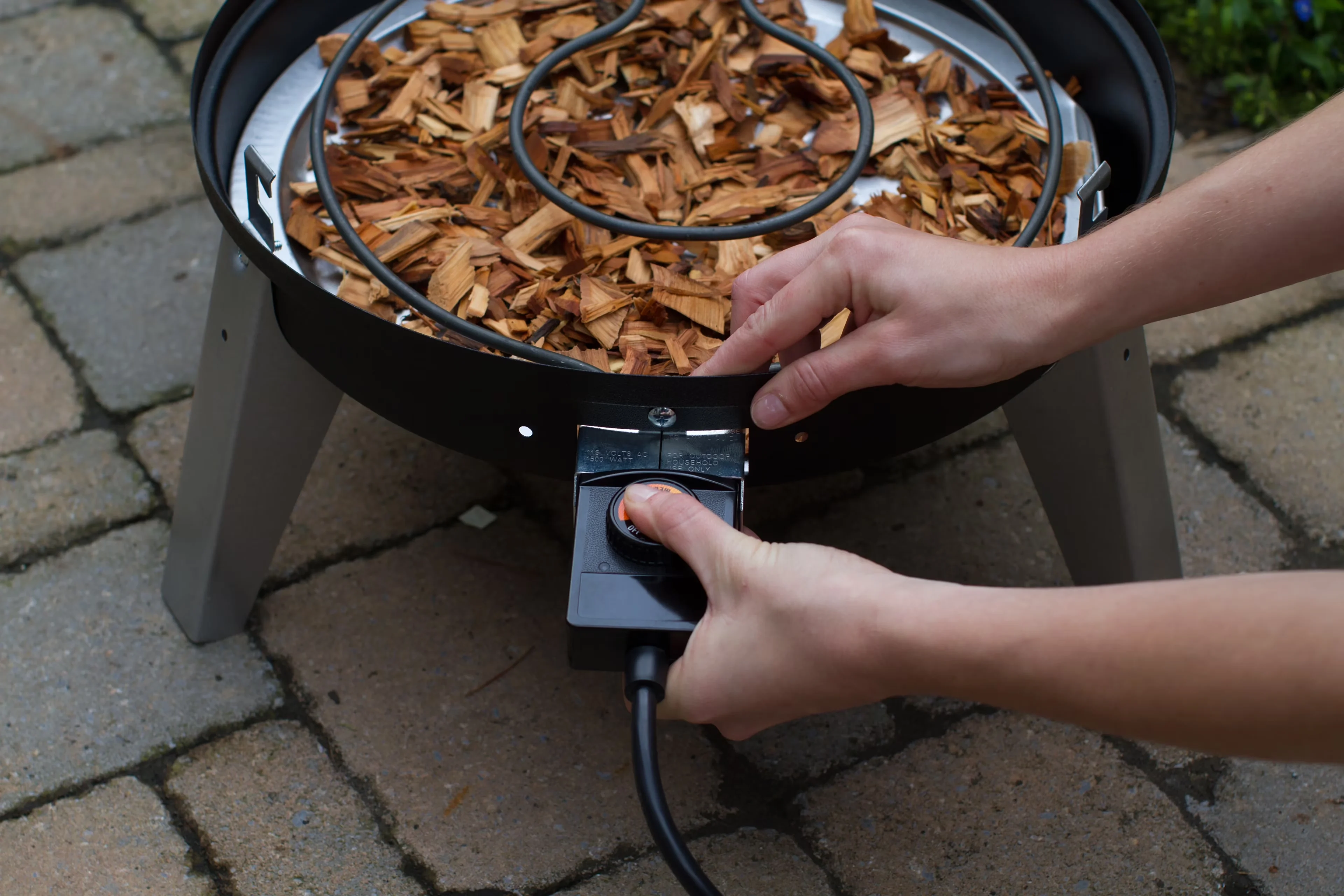 Smoker Quality with Water Smoker, Built-in temperature gauge - Steel Black Model 3FD7B8