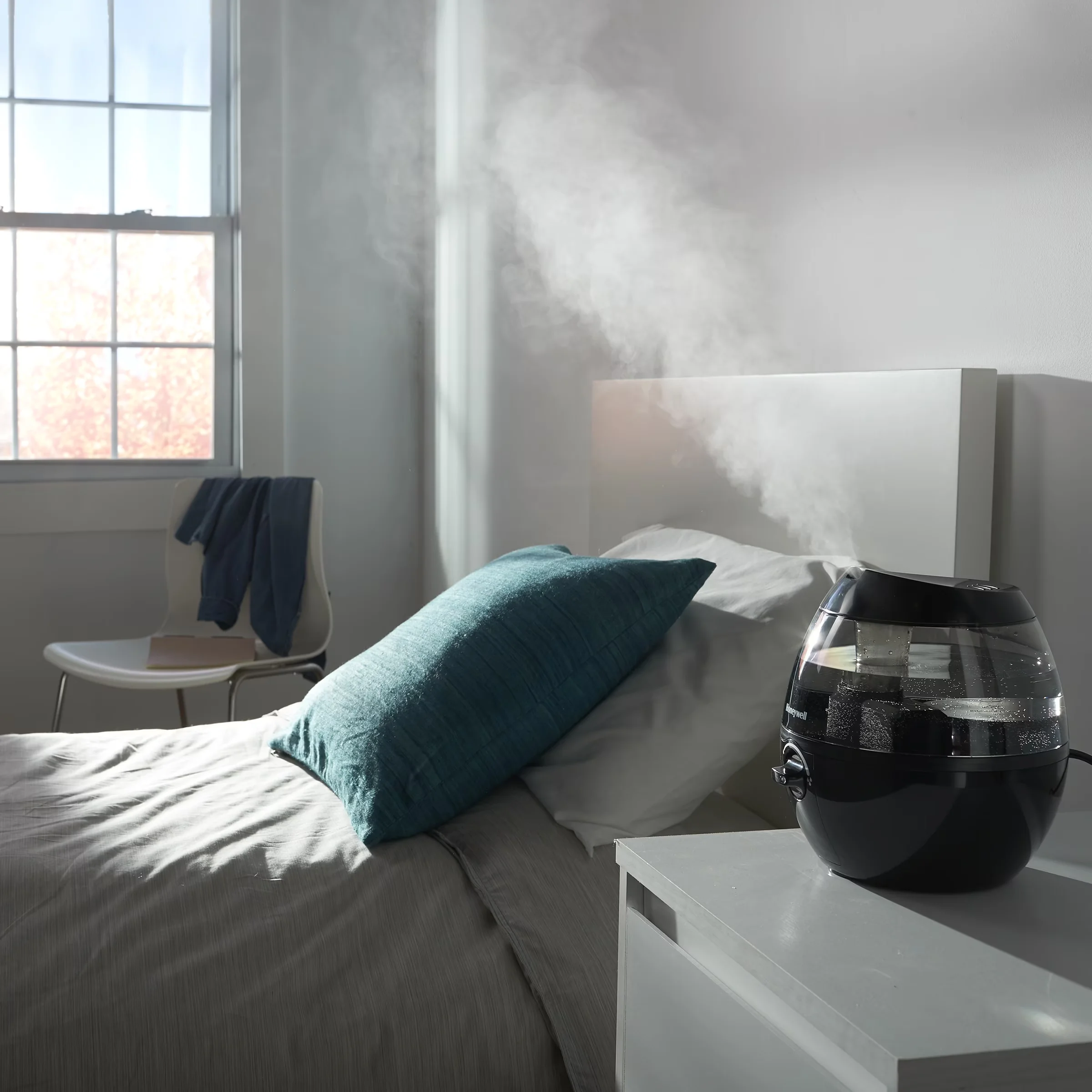 Innovative Humidifier with Variable moisture output settings, Black, Auto shut-off when empty - Black Model F84854