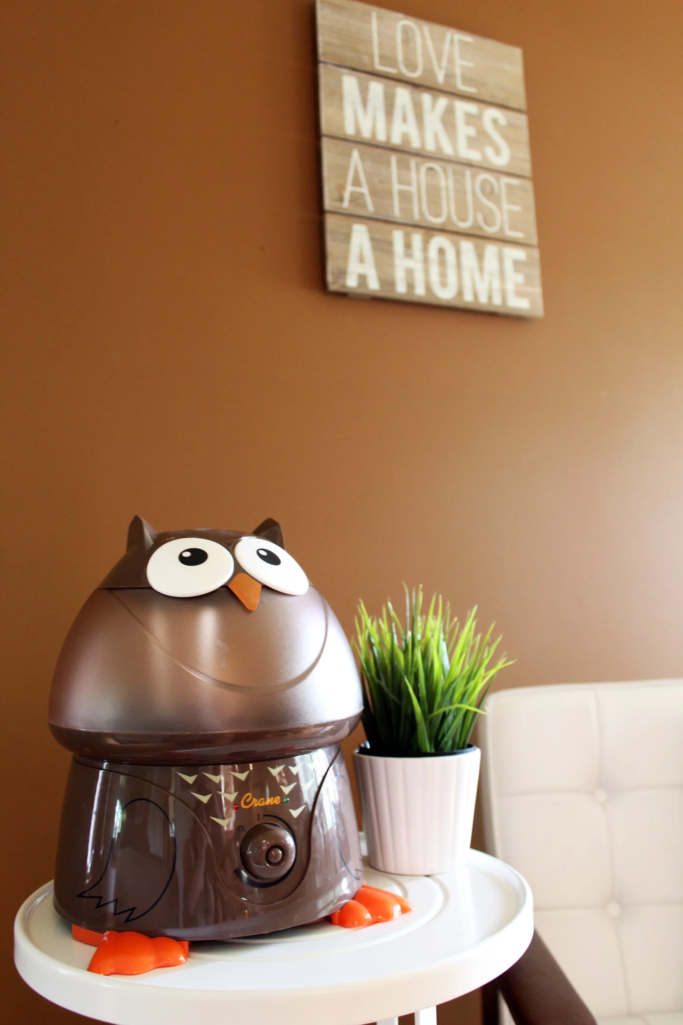 Versatile Humidifier with Water Level Indicator, Empty Tank Indicator, Variable Speed - Brown for Bedroom Model 38F2B0